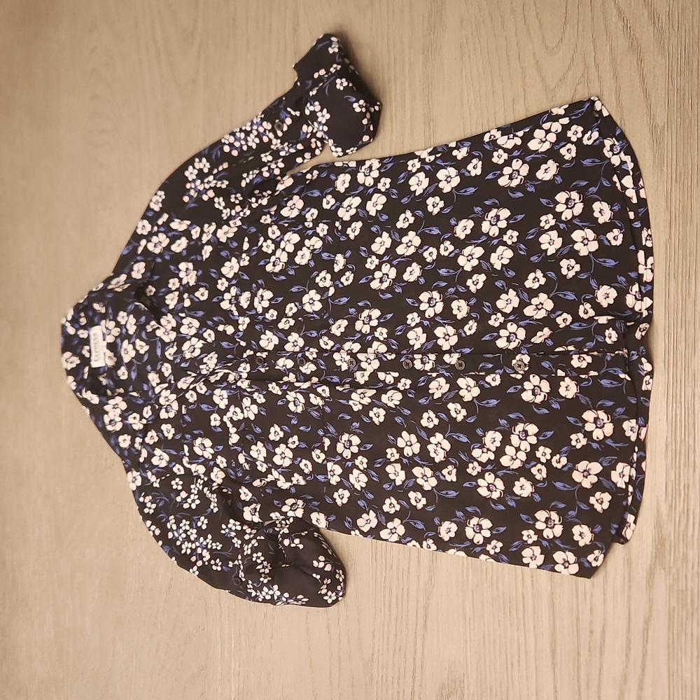 Women's Express black and white floral blouse